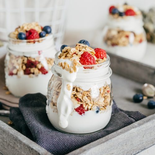 Fruštek domača granola maline & chia z grškim jogurtom in svežim sadjem