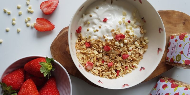 Fruštek granola jagode in bela čokolada