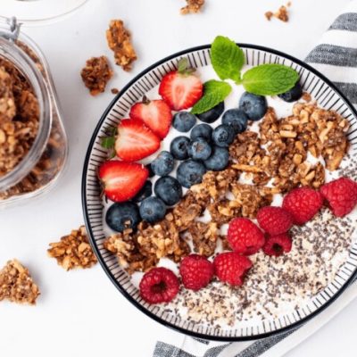 Keto-Yogurt-Granola-Parfait-Bowl-3-720x478 Predlog za serviranje proteinske granole
