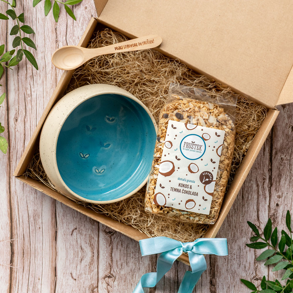 Darilni set: Fruštek granola, skodelica in žlička