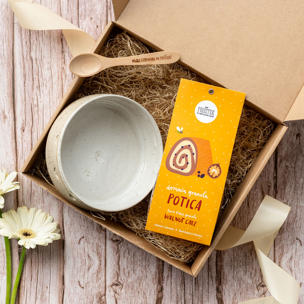 Darilni paket - hrana: Fruštek granola, skodelica in žlička